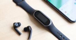 7 Best Screen-Equipped Trackers in 2026